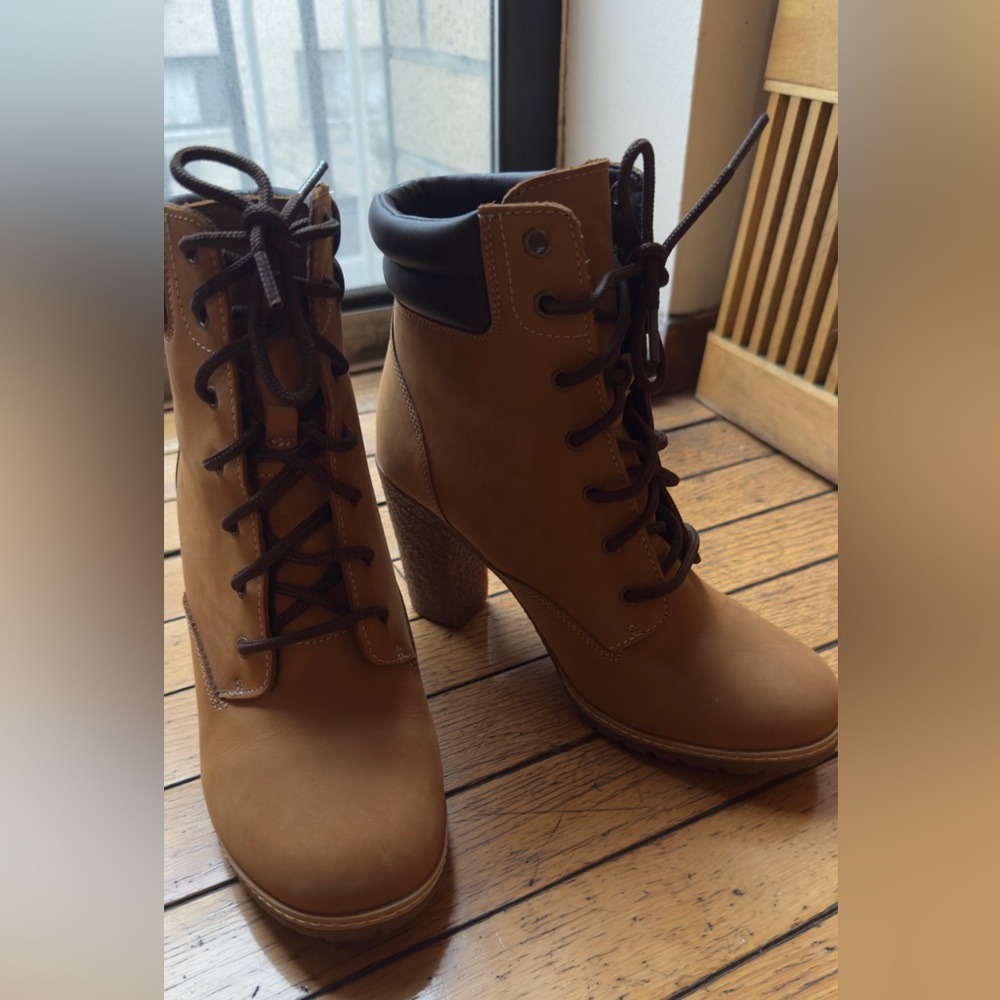 Timberland Tilson Wheat nubuck 3.5” heel Boots Sz 8.5